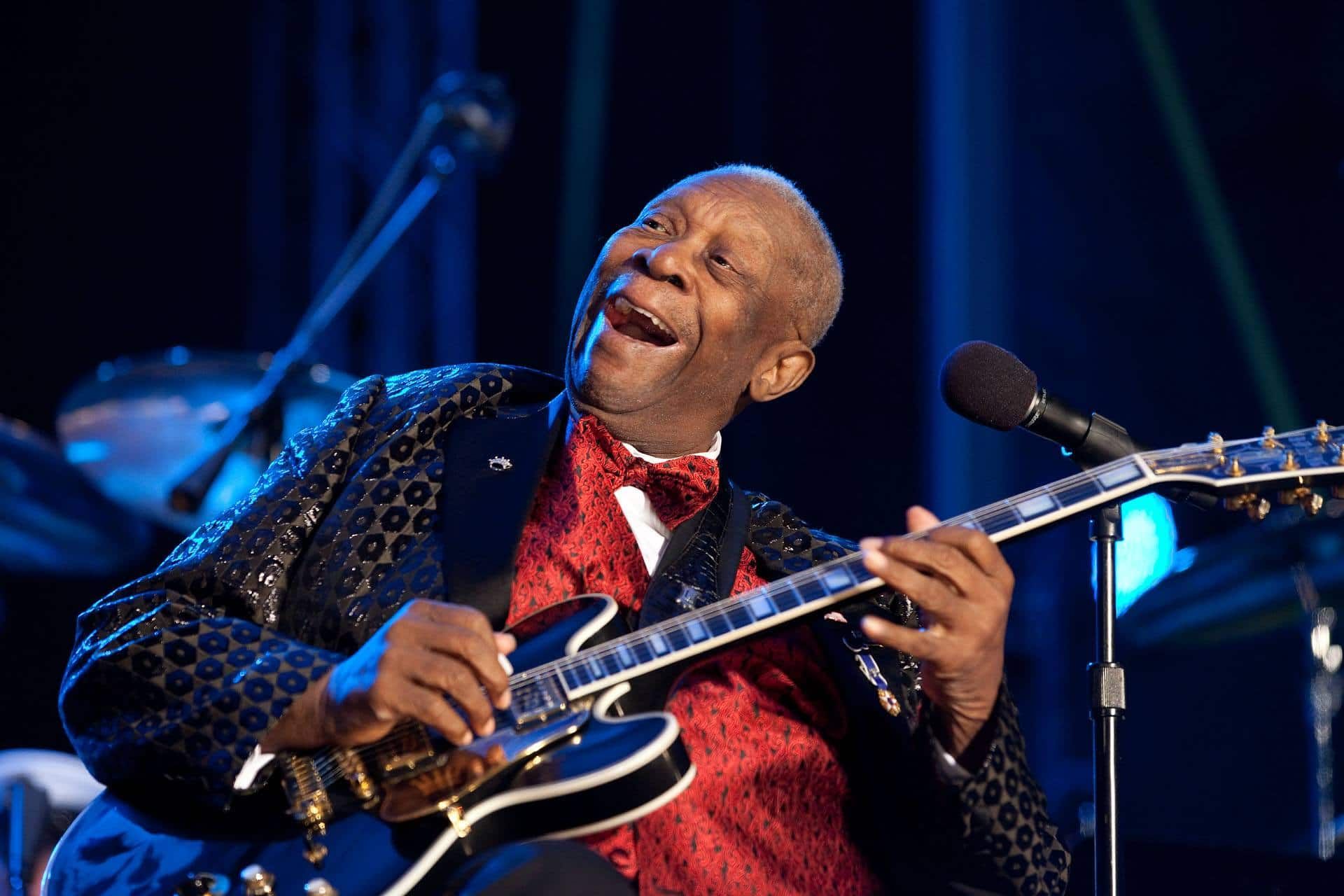 BB King performs "Merry Christmas Baby" at the National Christmas Tree Lighting ceremony on the Ellipse in Washington, D.C